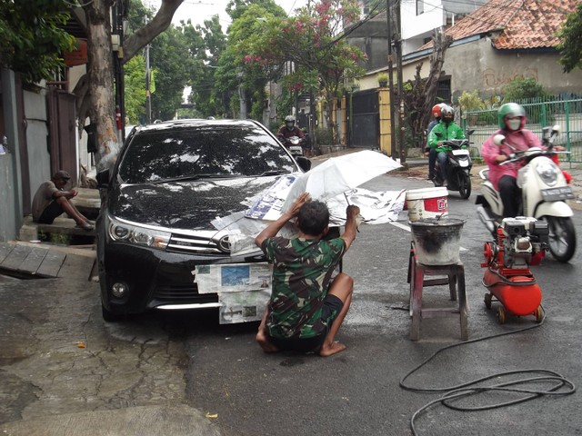 Bengkel cat mobil pinggir jalan milik Rohman. Foto: Rizki Fajar Novanto/kumparan