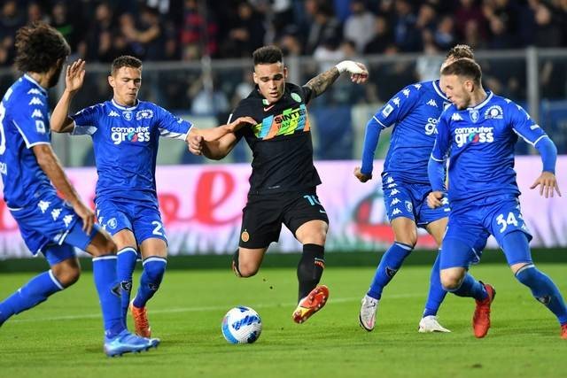 Pemain Inter Milan Lautaro Martinez saat dihadang pemain Empoli Kristjan Asllani dan Ardian Ismajli di Stadio Carlo Castellani, Empoli, Italia, Rabu (27/10/2021). Foto: Jennifer Lorenzini/Reuters