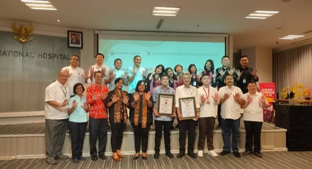 Layani PCR Gratis ke Ribuan Warga, RS di Surabaya Raih Rekor MURI