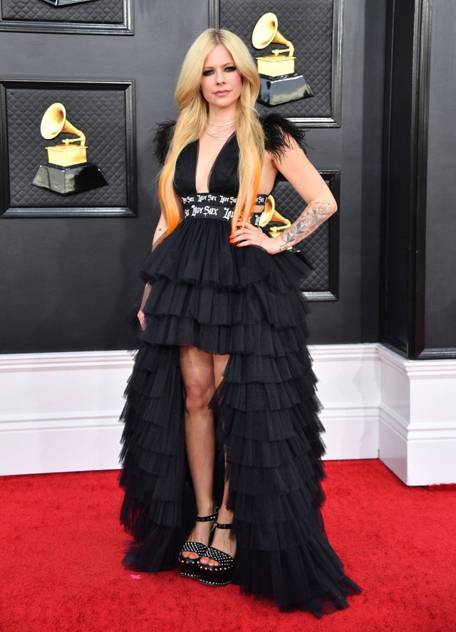 Avril Lavigne tiba untuk Grammy Awards Tahunan ke-64 di MGM Grand Garden Arena di Las Vegas pada 3 April 2022. Foto: ANGELA WEISS / AFP.