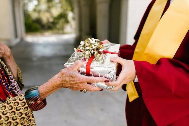 Ilustrasi hadiah wisuda. Foto: Pexels