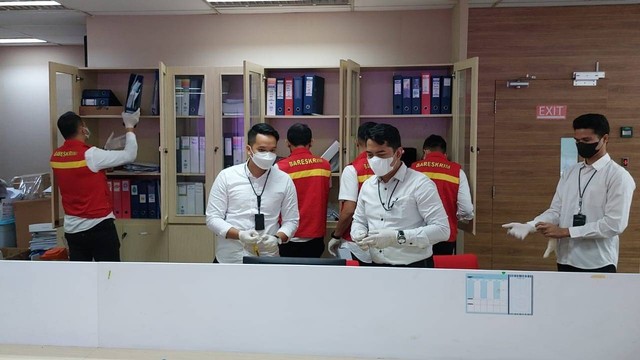 Bareskrim geledah Kantor PT Pertamina Patra Niaga Jl. Mega Kuningan Barat III, Jakarta, Rabu (9/11/2022). Foto: Dok. Istimewa