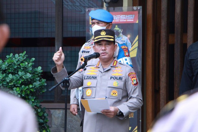 Kabid Humas Polda Metro Jaya Kombes Endra Zulpan saat menjadi pemimpin apel pagi di Mapolsek Kebon Jeruk, Jakarta Barat, Rabu (9/11).  Foto: Dok. Istimewa