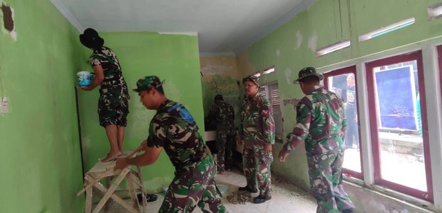 Prajurit TNI dari Kodim 0615 Kuningan saat memperbaiki rumah milik pejuang veteran di Kabupaten Kuningan, Jawa Barat. (Andri)