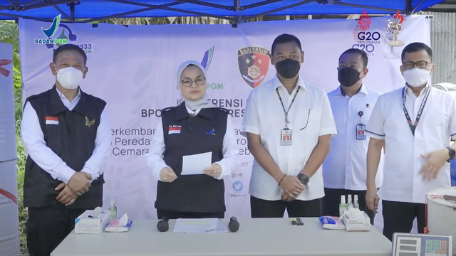 Kepala BPOM Penny Lukito dan Bareskrim mengadakan jumpa pers di Depok terkait obat sirop yang melanggar ketentuan, Rabu (9/11/2022). Foto: YouTube/BPOM