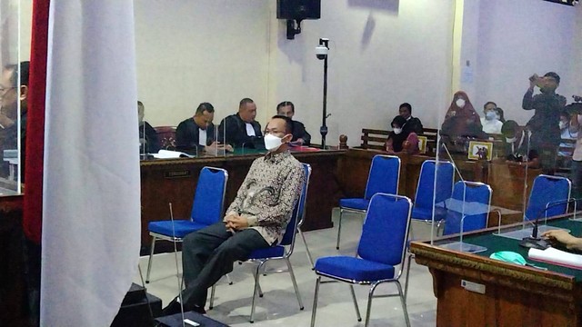 Andi Desfiandi, terdakwa pemberi suap Rektor Unila saat menghadiri sidang perdana dalam agenda dakwaan dari penuntut umum. | Foto: Bella Sardio/ Lampung Geh