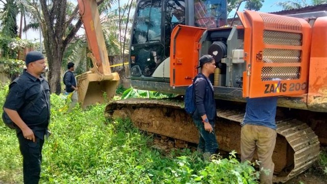 Polisi menyita satu unit alat berat excavator dalam penggerebekan lokasi tambang emas tanpa izin atau illegal mining di Blang Neuang, Beutong. Foto: Dok. Polres Nagan Raya