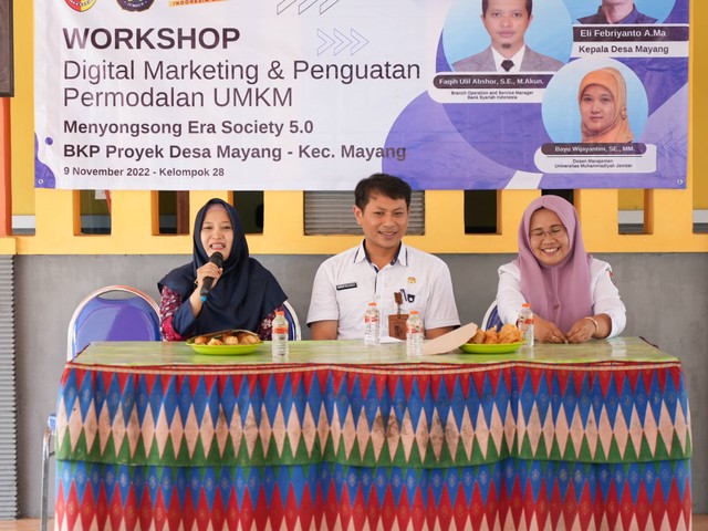 Bayu Wijayantini saat mengisi workshop Digital Marketing di Desa Mayang (Sumber : Humas Unmuh Jember).