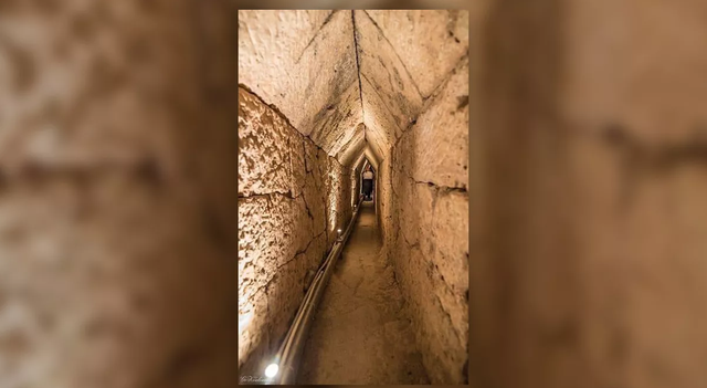 Sebuah terowongan besar ditemukan di bawah kuil era Mesir kuno.  Foto: Egyptian Ministry of Tourism and Antiquities