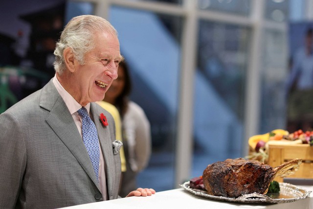 Raja Inggris Charles III berbicara dengan staf saat kunjungan ke markas Supermarket Morrisons di Bradford pada 8 November 2022 selama tur dua hari di Yorkshire. Foto: Russell Cheyne/POOL/AFP