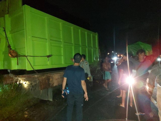 Kecelakaan lalu lintas di Jalan Trans Kalimantan yang menewaskan sopir box Indomaret. Foto: Dok. Polres Kubu Raya