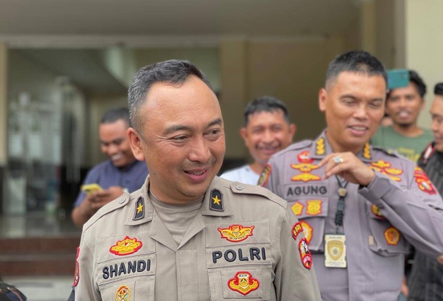 Karo Jianstra SSDM Polri Brigjen (Pol) Shandi Nugroho, didampingi Karo SDM Polda Maluku Utara Agung. Foto: Samsul/cermat