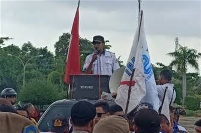 Ketua Serikat Pekerja Aneka Industri-Federasi Serikat Pekerja Metal Indonesia (SPAI-FSPMI) Kabupaten Karimun, Muhammad Fajar, memimpin aksi unjuk rasa pada peringatan May Day tahun 2019. Foto: Dok. kepripedia.com