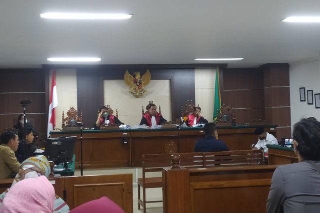 Persidangan kasus penembakan pegawai Dishub Makassar dengan dua terdakwa anggota Polri di PN Makassar, Rabu (9/11).  Foto: Dok. Istimewa