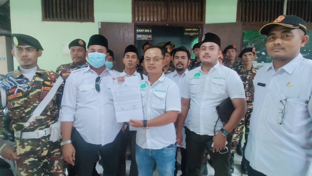 Puluhan anggota Gerakan Pemuda (GP) Ansor Kabupaten Brebes mendatangi kantor unit I Satreskrim Polres Brebes, Rabu (9/11/2022). 