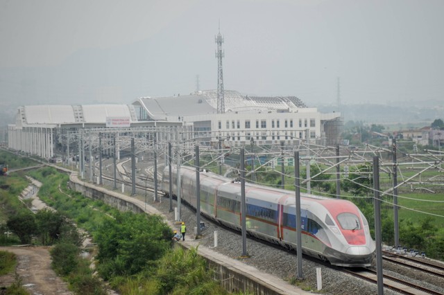 Foto udara rangkaian Electric Multiple Unit (EMU) menjalani persiapan untuk uji dinamis di Tegalluar, Kabupaten Bandung, Jawa Barat, Rabu (9/11/2022). Foto: Raisan Al Farisi/Antara Foto