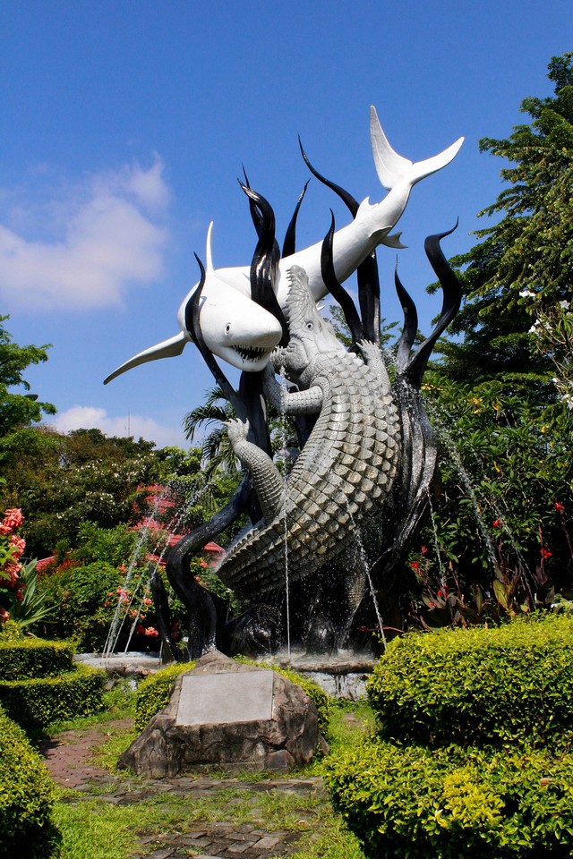 Tugu Sura dan Buaya, salah satu landmark populer di Surabaya. Foto: Dhodi Syailendra/Shutterstock