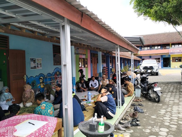 Relawan psikologi dari UAD melakukan assesment di SD Muhammadiyah Bogor Gunungkidul. Foto: erfanto/Tugu Jogja