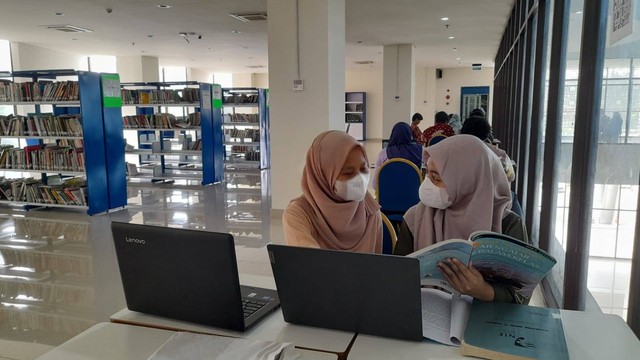 Layanan Pendidikan di Perpustakaan PPG UIN Syarif Hidayatullah Jakarta. Sumber: Dokumentasi Pribadi.