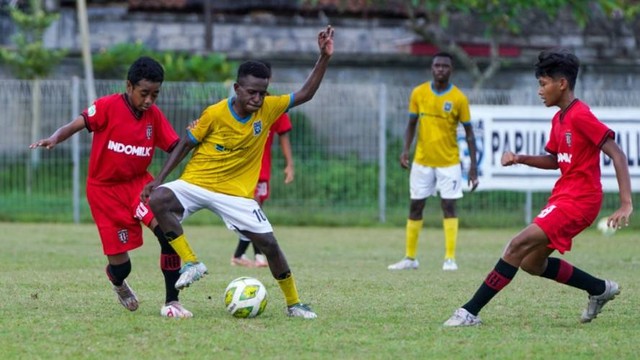 Laga uji coba Papua Football Academy (PFA) di Bali. (Foto PFA)