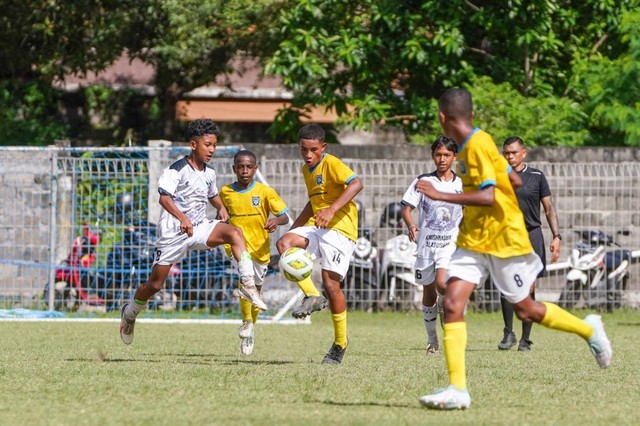 Laga uji coba Papua Football Academy (PFA) di Bali. (Foto PFA)