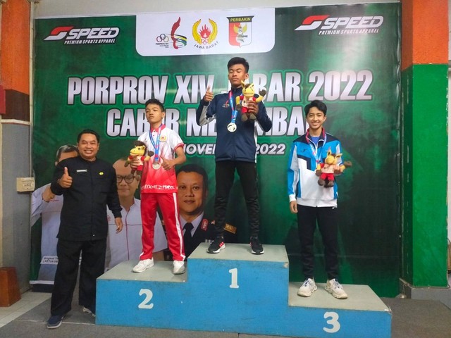 Atlet menembak Indramayu, Arkan Shabbir Siddiq meraih medali Perak di kelas Air Pistol Men 10 m Youth di Porprov XIV 2022 yang digelar di lapangan tembak Cisangkan Kota Cimahi Jawa Barat. Foto: Istimewa.