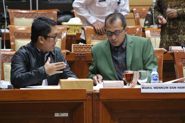 Wakil Menteri Hukum dan HAM, Edward Omar Sharif Hiariej, dan Direktur Tata Negara Ditjen AHU Kemenkumham, Baroto, menghadiri rapat kerja antara Komisi III DPR RI bersama Menteri Pemuda dan Olahraga serta PSSI. (Foto: Ditjen AHU/Kemenkumham)