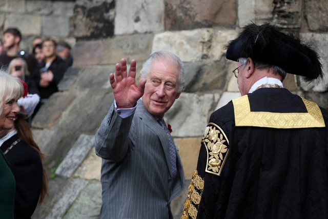 Raja Charles III saat mengunjungi bar Micklegate di York, Inggris, Rabu (9/11/2022). Foto: Russell Cheyne/REUTERS