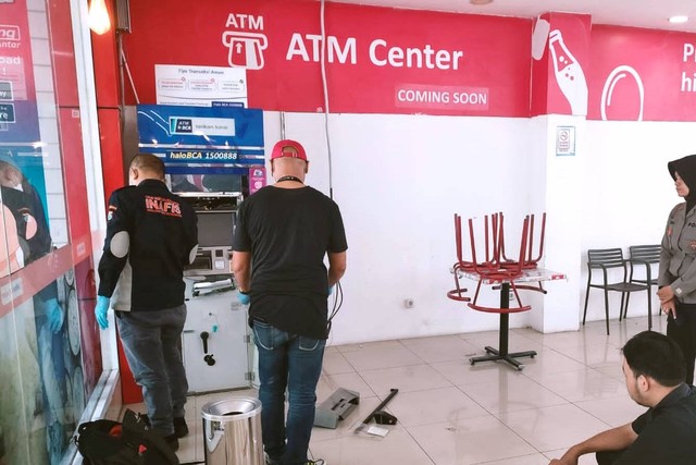 Sebuah ATM di minimarket di Jalan Bantul, Mantrijeron, Kota Yogyakarta dibobol pencuri, Rabu (9/11/2022). Foto: Polresta Yogyakarta