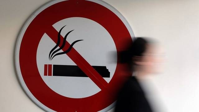 Ilustrasi larangan merokok.Foto: REUTERS/Eric Gaillard