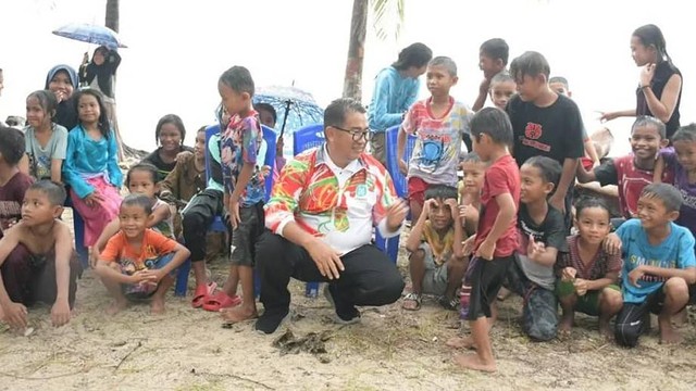Penjabat Gubernur Sulbar Akmal Malik berbaur dengan anak-anak di objek wisata Pantai Labuang, Kabupaten Polewali Mandar. Foto: Dok. Humas Pemprov Sulbar