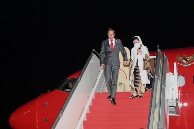 Presiden Jokowi dan Ibu Iriana Joko Widodo tiba di Bandara Internasional Phnom Penh, Kamboja, Rabu (9/11/2022). Foto: Laily Rachev/Biro Pers Sekretariat Presiden