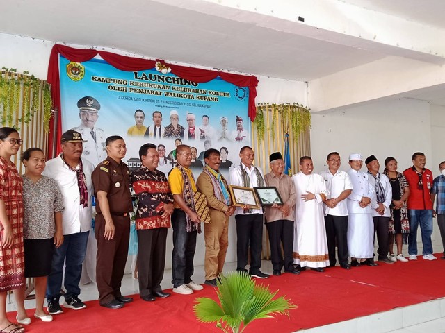 Keterangan foto: Penjabat Walikota Kupang George Hadjoh bersama stakeholder dan para tokoh agama dalam kegiatan launching Kampung Kerukunan di Kelurahan Kolhua, Rabu (9/11/2022).