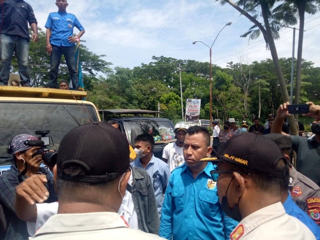 Keterangan foto: Aksi demo berlangsung di depan kantor Bupati Manggarai Barat.Foto: Engkos Pahing.