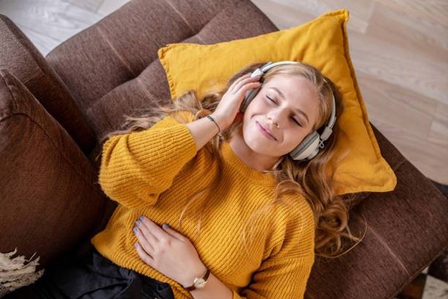 Ilustrasi mendengarkan musik (sumber: https://www.istockphoto.com/id)