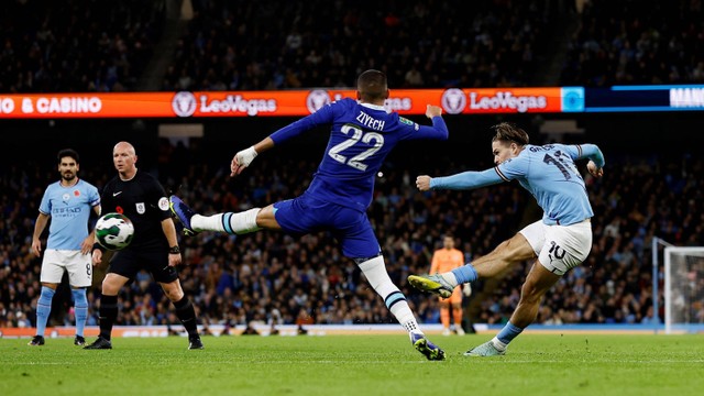 Pemain Manchester City Jack Grealish menendang bola ke arah gawang Chelsea pada pertandingan babak ketiga Piala Carabao di Stadion Etihad, Manchester, Inggris. Foto: Jason Cairnduff/REUTERS