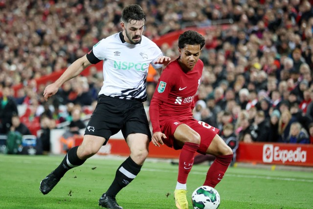 Pemain Liverpool Fabio Carvalho berusaha melewati pemain Derby County pada pertandingan babak ketiga ketiga Piala Carabao di Anfield, Liverpool, Inggris. Foto: Carl Recine/REUTERS