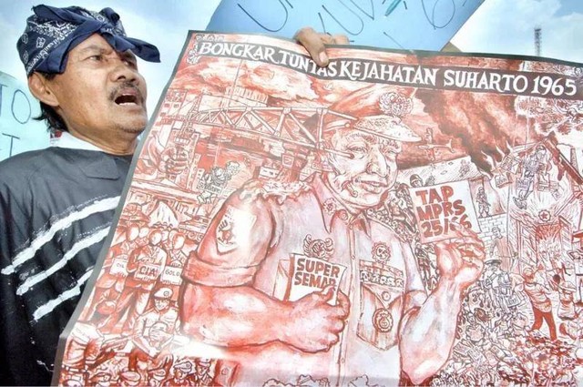 Demonstran meminta peran Suharto dalam tragedi 1965 untuk diungkap. 