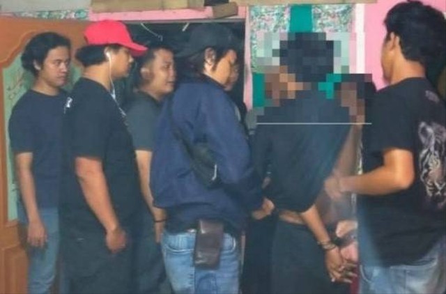 Pelaku pencabulan anak di bawah umur di Muara Teweh saat diamankan oleh polisi di Amuntai. (FOTO: Dokumen Polisi).