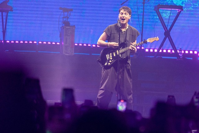 Vokalis grup musik LANY Paul Klein beraksi saat tampil dalam konsernya bertajuk "a november to remember Asia Tour 2022" di ICE BSD, Tangerang, Banten, Rabu (9/11/2022). Foto: Muhammad Adimaja/Antara Foto