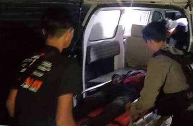 Korban A (22) saat dievakuasi oleh petugas relawan ERP dan polisi ke RSUD dr Doris Sylvanus Palangka Raya. (FOTO: Dokumen ERP).