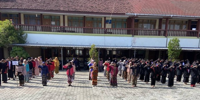 Keseruan Upacara Hari Pahlawan Berbahasa Krama Inggil di SMK PGRI 1 Ponorogo