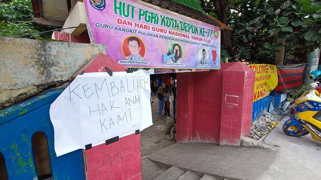 Suasana SDN Pondok Cina 1 Depok di tengah polemik pembangunan masjid dan trotoar, Kamis (10/11/2022). Foto: Annisa Thahira Madina/kumparan