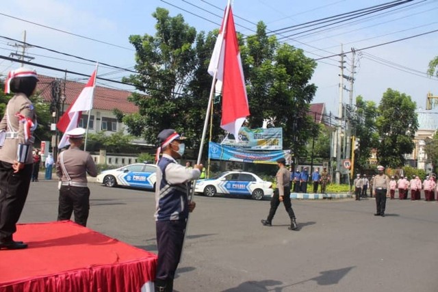 Pelajar dan Pengendara Jombang Heningkan Cipta di Jalan