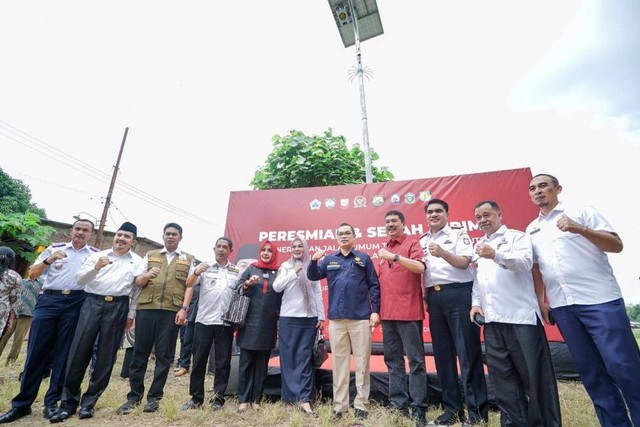 Kementerian Energi dan Sumber Daya Mineral (ESDM) melalui Direktorat Jenderal EBTKE merealisasikan penambahan 350 unit Penerangan Jalan Umum Tenaga Surya (PJU-TS) yang tersebar di Provinsi Sulawesi Selatan, Rabu (9/11/2022). Foto: Dok. Kementerian ESDM