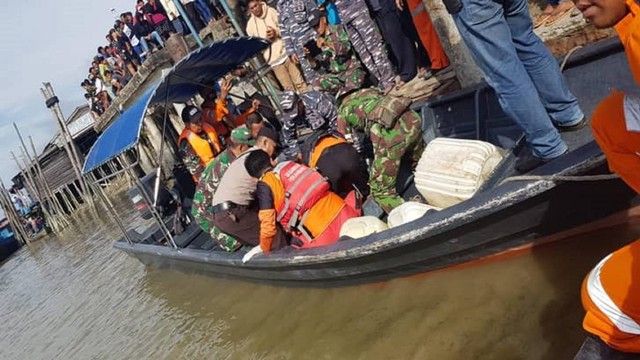 Evakuasi korban tenggelam di Perairan Tanjung Medang, Kota Dumai, Riau. (Dok. SAR)