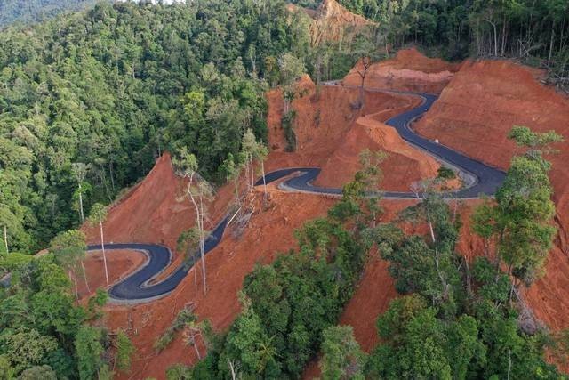 Proyek jalan di Jantho-Lamno di kawasan hutan Aceh Besar dan Aceh Jaya. Foto: Abdul Hadi/acehkini 