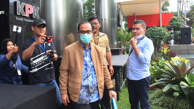 Hakim Agung Gazalba Saleh (tengah) berjalan meninggalkan Gedung Merah Putih KPK usai pemeriksaan di Jakarta, Kamis (27/10/2022). Foto: Reno Esnir/Antara Foto