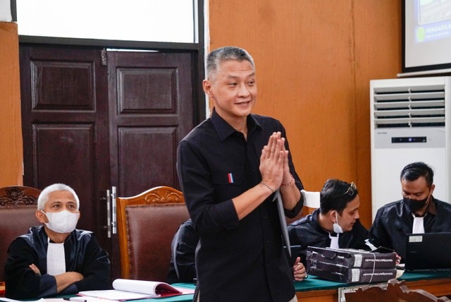 Terdakwa kasus perintangan penyidikan pembunuhan berencana Brigadir Yoshua, Hendra Kurniawan dan Agus Nurpatria tiba untuk menjalani sidang dengan agenda pemeriksaan saksi di ruang sidang Pengadilan Negeri Jakarta Selatan, Kamis (10/11/2022).  Foto: Jamal Ramadhan/kumparan