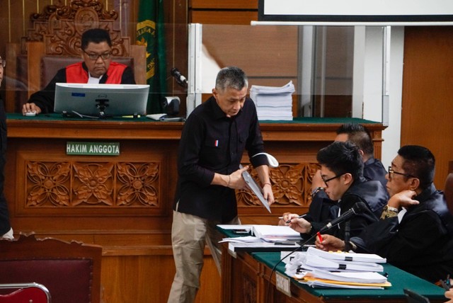 Terdakwa kasus perintangan penyidikan pembunuhan berencana Brigadir Yoshua, Hendra Kurniawan dan Agus Nurpatria tiba untuk menjalani sidang dengan agenda pemeriksaan saksi di ruang sidang Pengadilan Negeri Jakarta Selatan, Kamis (10/11/2022). Foto: Jamal Ramadhan/kumparan
